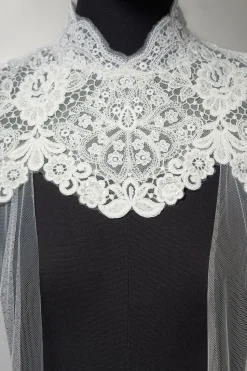 Mantella con ali in tulle
