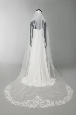 Velo in tulle ricamato